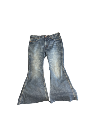 (33)  Denim Blue bell bottom Wrangler Jeans