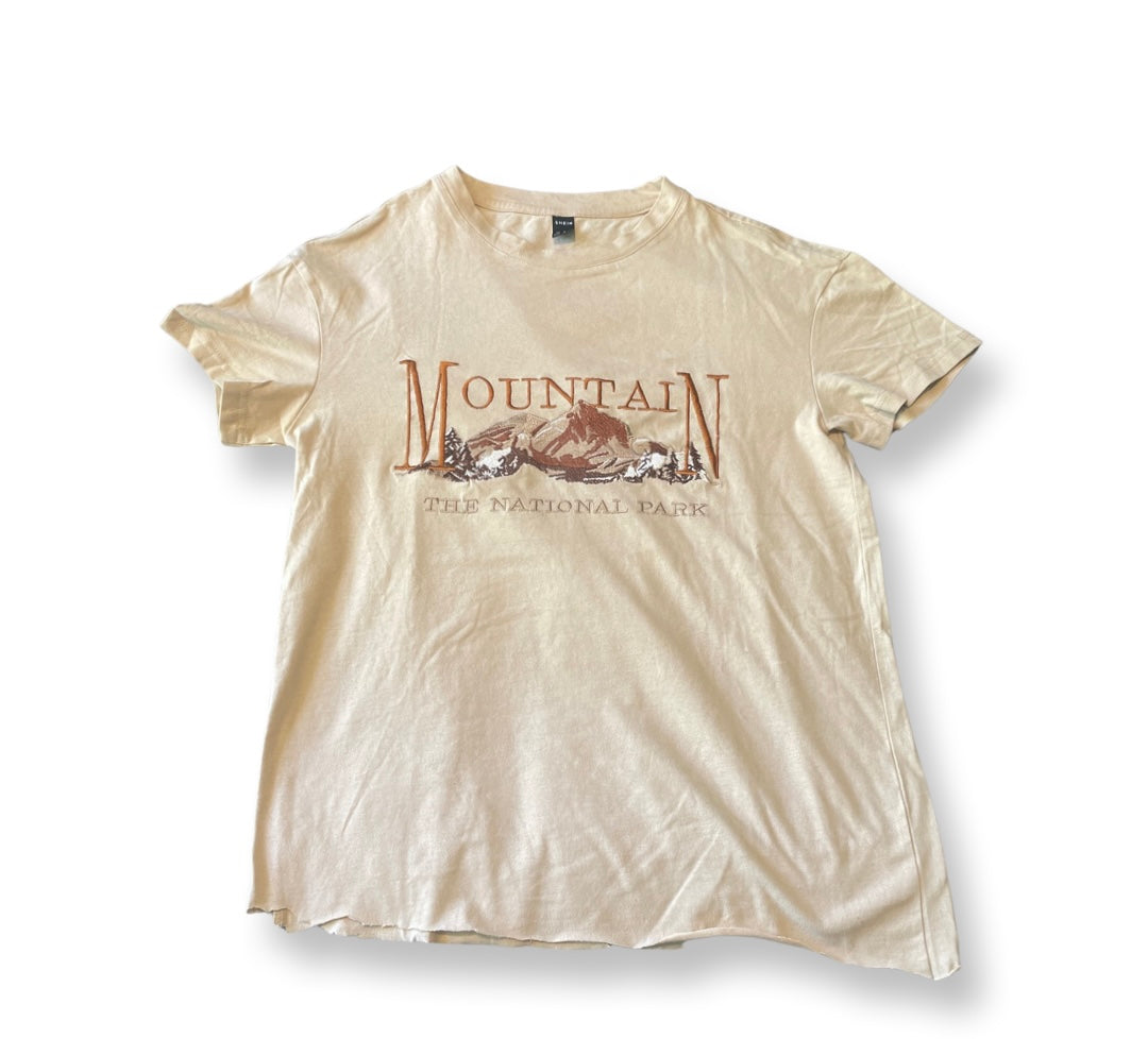 (M) Cream “Mountain” graphic tee